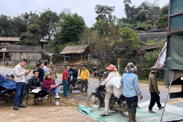 Tiếp nhận gạo hỗ trợ của nhà nước dành cho học sinh bán trú tại xã Na Son, tỉnh Điện Biên.