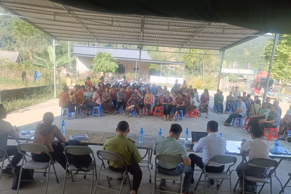 Một buổi họp của cán bộ xã với người dân bản Lĩnh.