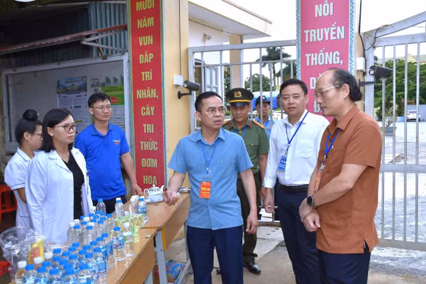 Ông Nguyễn Văn Đoạt - Phó Chủ tịch UBND tỉnh Điện Biên (áo xanh đứng giữa) cùng đoàn công tác đi kiểm tra thực tế.
