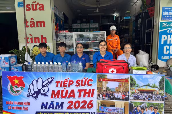 Cán bộ y tế túc trực tại Điểm thi.