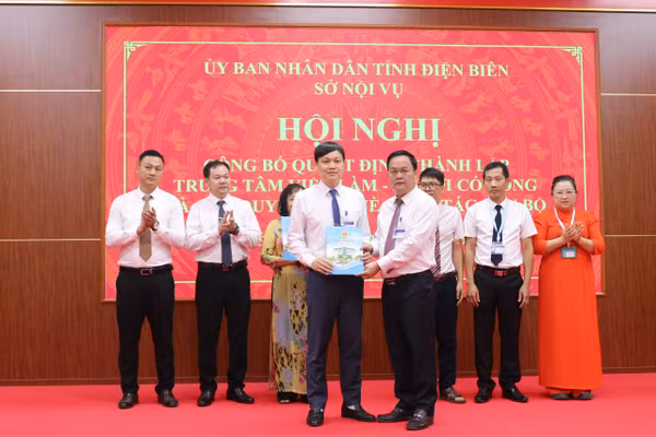 Ông Nguyễn Tiến Đạt, Giám đốc Sở Nội vụ Điện Biên trao quyết định bổ nhiệm Giám đốc Trung tâm Việc làm-Người có công cho ông Vũ Văn Mạnh.