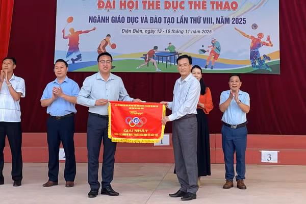 Ông Trần Đăng Ninh - Phó Giám đốc Sở GD&ĐT Điện Biên trao giải Nhất toàn đoàn cho Trường PTDTNT THPT tỉnh Điện Biên.