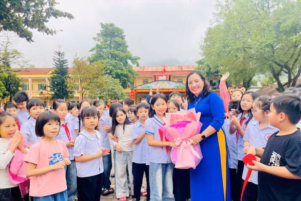 Cô Kim Thanh trở về trong sự chào đón và mong đợi của đám trò nhỏ.