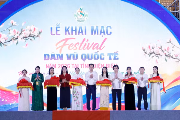 Các đại biểu thực hiện nghi thức khai mạc.