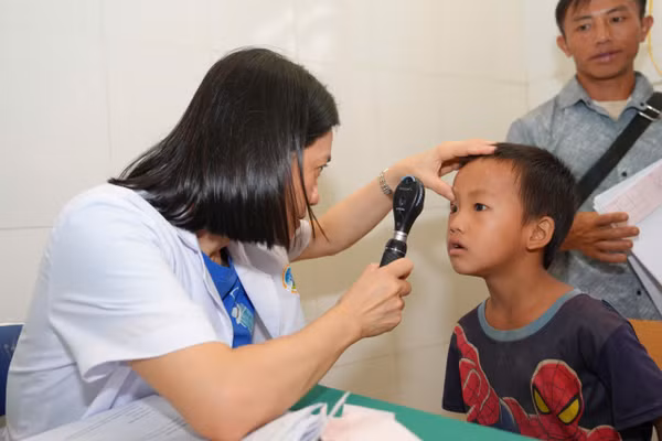 Các y, bác sĩ tranh thủ những ngày cuối tuần phục vụ nhân dân.