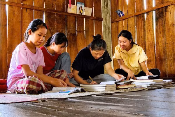 Các con, cháu của vợ chồng anh Pấng, chị Hồng soạn lại sách cũ để sử dụng cho năm học mới. 