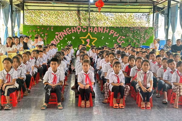 Tuy còn nhiều khó khăn song xã Si Pa Phìn luôn quan tâm, chăm lo toàn diện cho học sinh.