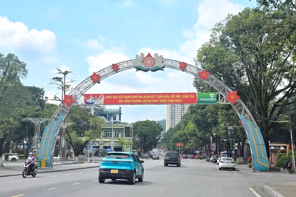 Băng rôn "xây dựng phường Lào Cai phát triển toàn diện" được trang hoàng trên đường Hoàng Liên trước thềm hội thảo.
