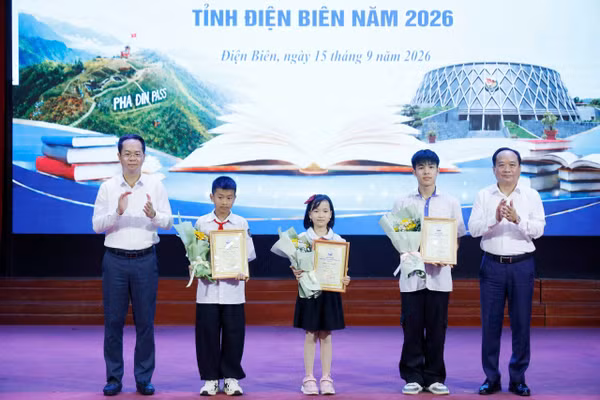 Ban Tổ chức vinh danh 3 học sinh đạt danh hiệu Đại sứ Văn hóa đọc tỉnh Điện Biên năm 2026.