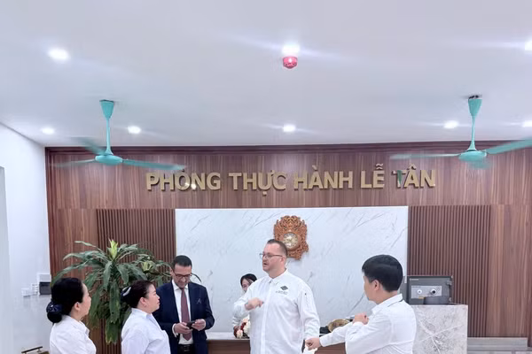 Giảng viên Trường Cao đẳng Lào Cai trao đổi về công tác giảng dạy cho sinh viên với lãnh đạo, nhân viên Khách sạn De La Coupole – Mgallery (Sa Pa).