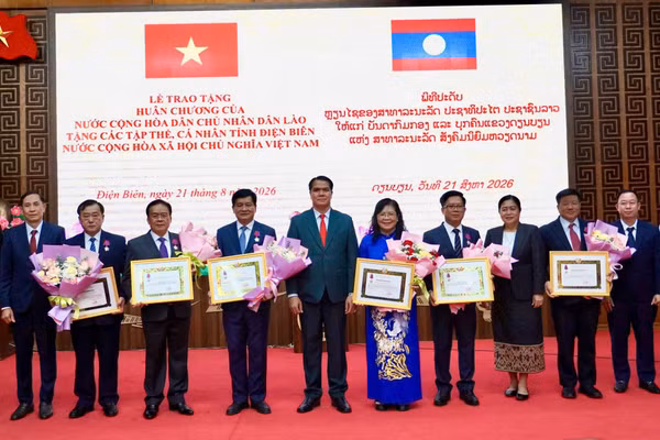 Ông Pén Khăm Bụt Chăn Pheng trao tặng Huân chương Itxala hạng III cho các cá nhân.