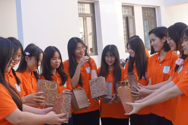 Học sinh vui vẻ tạo dáng.