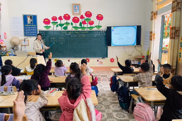 Giờ học sôi nổi của học sinh con em đồng bào dân tộc thiểu số trên địa bàn xã Bản Lầu.