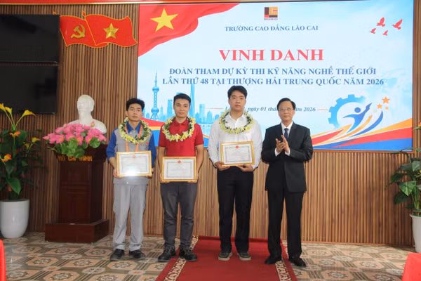 Hiệu trưởng Trường Cao đẳng Lào Cai trao giấy khen cho các cá nhân được vinh danh tại buổi lễ.