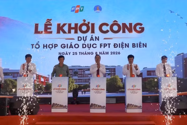 Các đại biểu thực hiện nghi thức động thổ công trình.