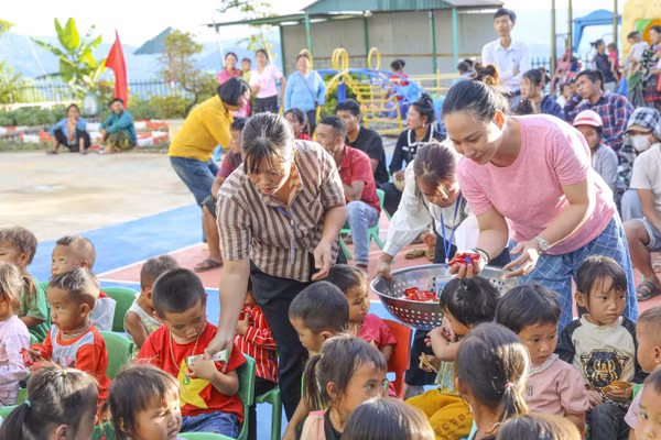 Trao quà động viên học sinh vùng cao Na Son.