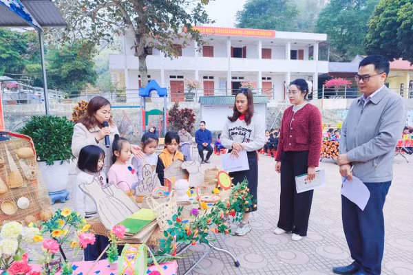 Hoạt động trải nghiệm của thầy trò Trường PTDTBT TH Mường Pồn.