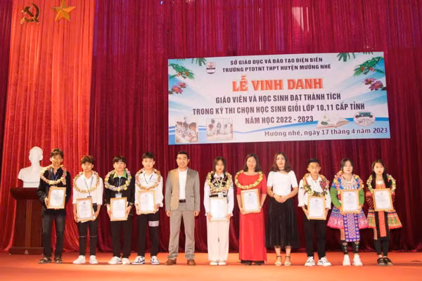 Nhà trường vinh danh giáo viên và học sinh có thành tích trong kỳ thi chọn học sinh giỏi cấp tỉnh.