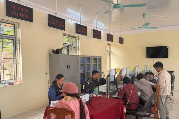 Cán bộ thuộc Trung tâm hành chính công xã Sín Thầu giải quyết thủ tục hành chính cho người dân.