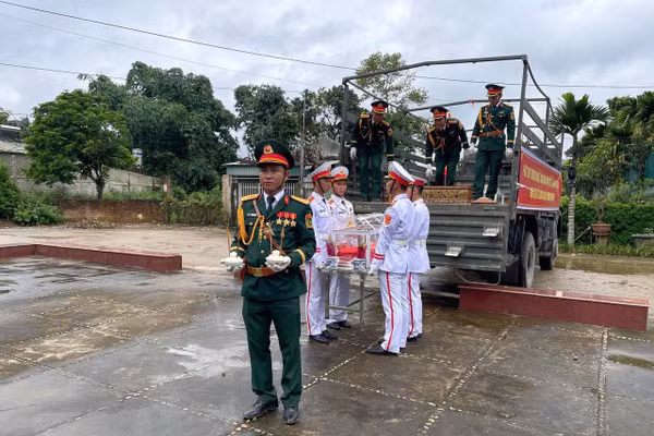 Thực hiện nghi thức đưa hài cốt các liệt sĩ về nhà quàn tại Nghĩa trang Liệt sĩ quốc gia Độc Lập.