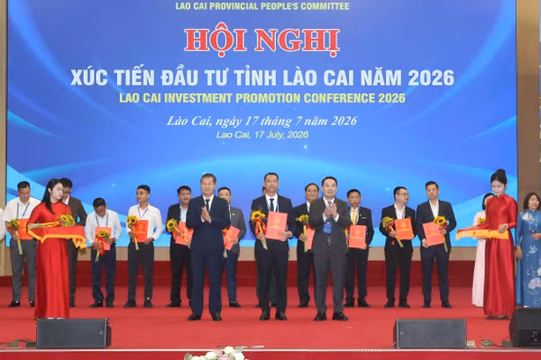 Ông Nguyễn Tuấn Anh, Chủ tịch UBND tỉnh Lào Cai trao chứng nhận đầu tư cho đại diện các doanh nghiệp.