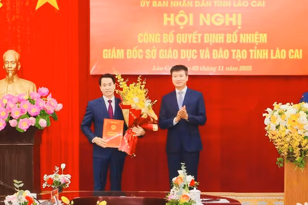 Ông Trần Huy Tuấn - Chủ tịch UBND tỉnh Lào Cai (bên trái ảnh) trao quyết định bổ nhiệm ông Luyện Hữu Chung giữ chức vụ Giám đốc Sở GD&ĐT tỉnh Lào Cai