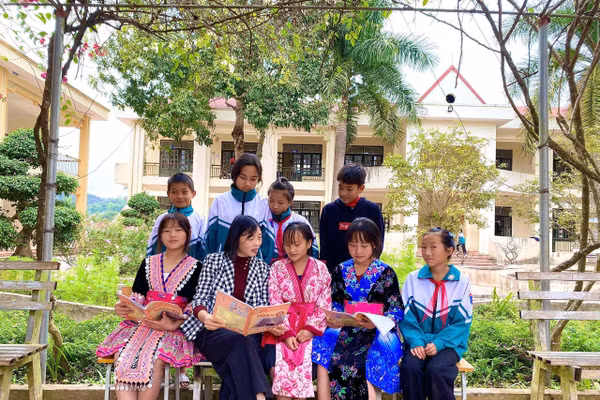 Cô Hải Yến bên học sinh sau giờ học.