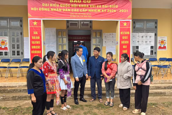 Lãnh đạo xã Nậm Kè tâm sự với cử tri bản Huổi Khon.