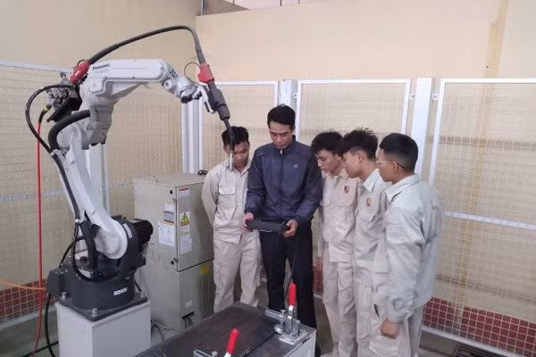 Trường Cao đẳng Lào Cai ứng dụng robot vào giảng dạy công nghệ hàn.