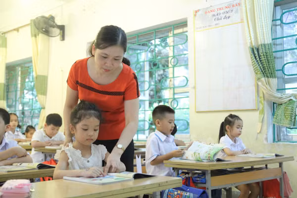 Cô trò Trường Tiểu học Hà Nội - Điện Biên Phủ trong một tiết học.
