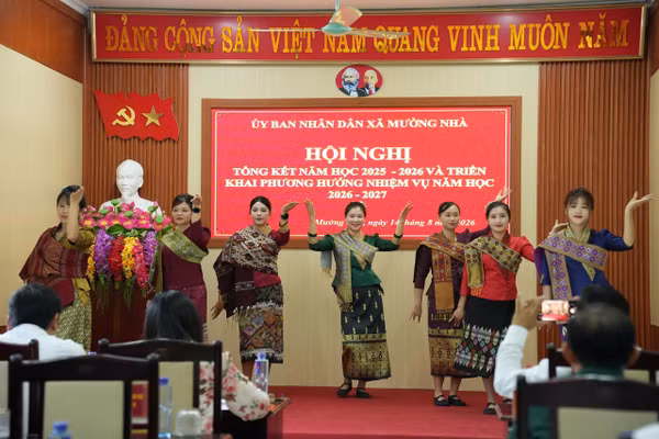 Tiết mục văn nghệ do giáo viên trong xã thực hiện.