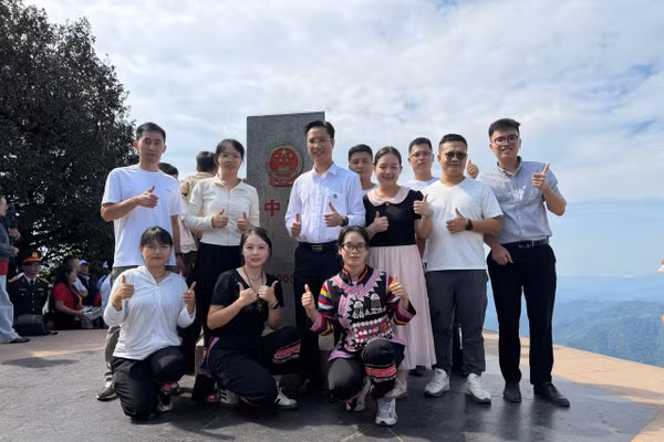 Các đại biểu chụp ảnh lưu niệm tại cột mốc số 0.