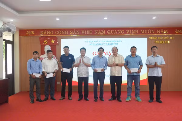 Lãnh đạo Sở GD&ĐT tỉnh Điện Biên tặng quà, động viên cán bộ tăng cường cơ sở.