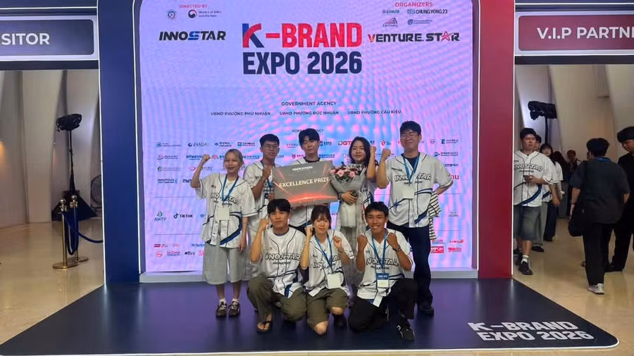 Đội thi EcoLoop AI giành giải Excellence Prize.