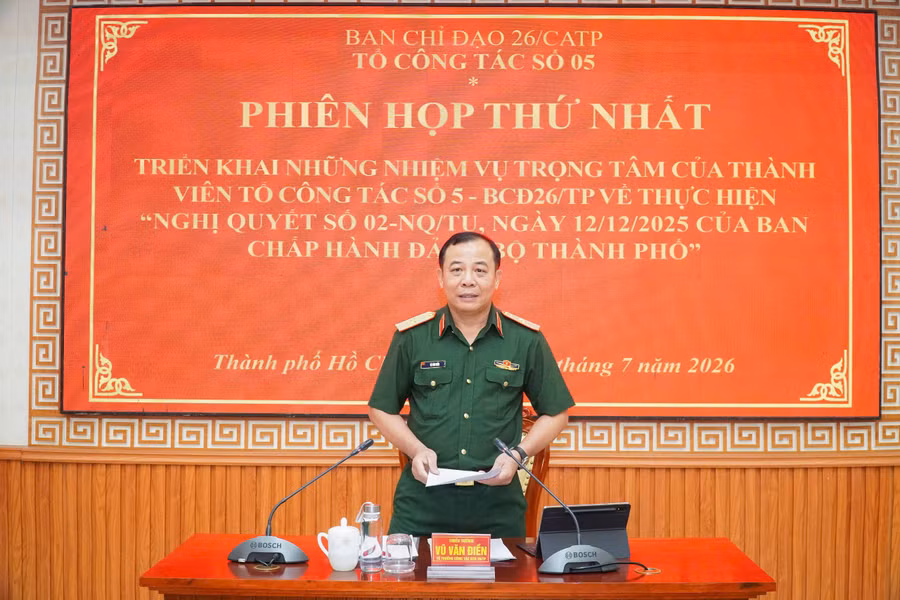 Thiếu tướng Vũ Văn Điền, Ủy viên Ban Thường vụ Thành ủy, Tư lệnh Bộ Tư lệnh TP.HCM - Tổ Trưởng Tổ Công tác số 5 chủ trì phiên họp. 