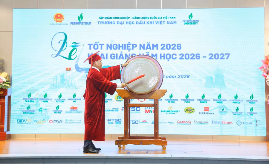 Hiệu trưởng PVU thực hiện nghi thức đánh trống khai giảng. 1000199079.jpg