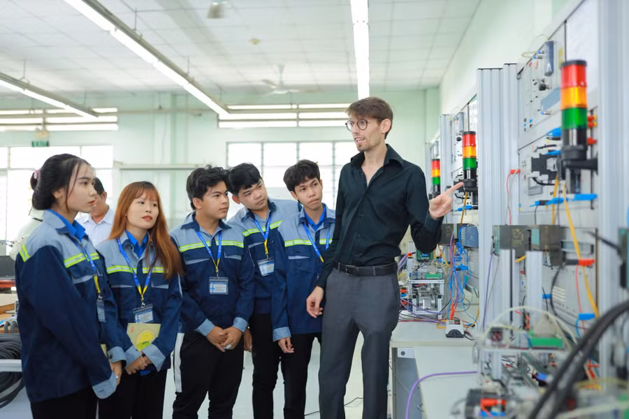 Để các phòng học nghề vùng ven đô thực sự là bệ phóng nghề nghiệp, khâu liên kết với hệ thống doanh nghiệp bản địa đóng vai trò quyết định. 776279148-1317317960227216-1732425839284143733-n.jpg