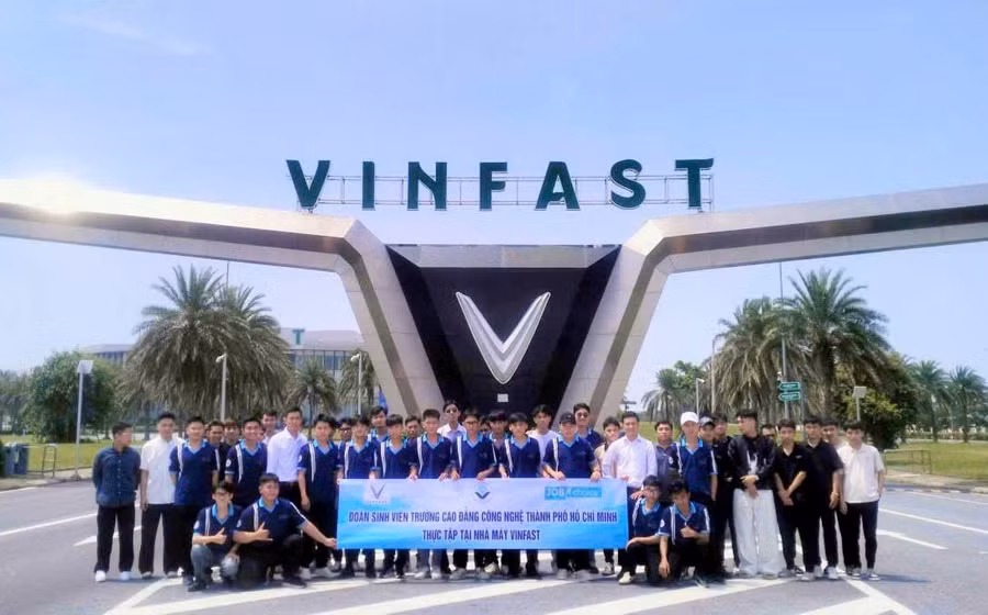 Sinh viên Trường Cao đẳng Công nghệ TPHCM thực tập tại Vinfast. 