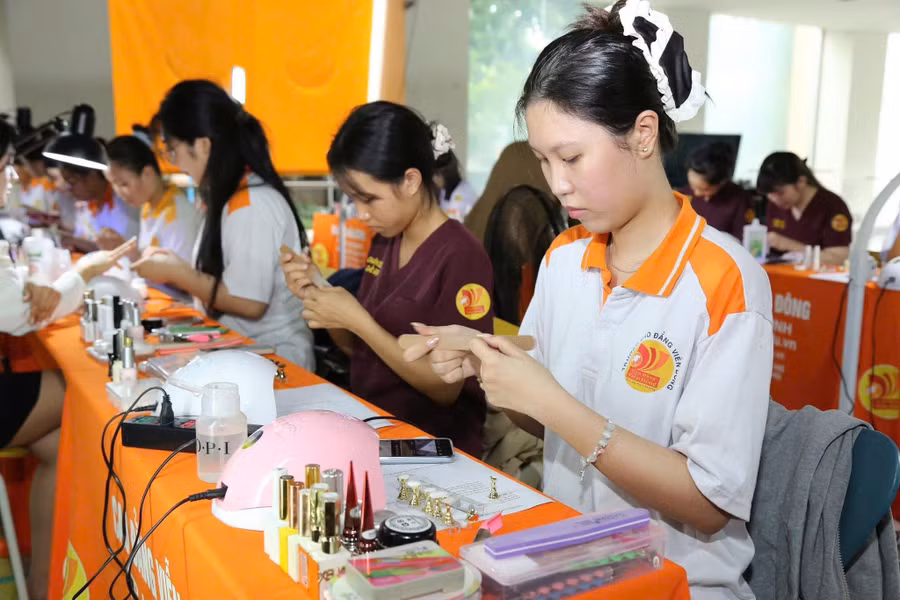 Sinh viên ngành Chăm sóc sắc đẹp Trường Cao đẳng Viễn Đông thực hành bộ môn Nail.