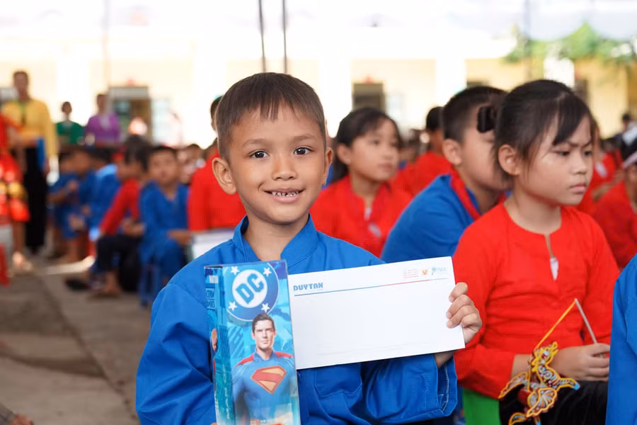 Hành trình “Chia sẻ yêu thương” của Duy Tân đến với xã Tân Lạc, tỉnh Phú Thọ, trao gần 300 phần quà thiết thực dành cho học sinh, giáo viên và các gia đình có hoàn cảnh khó khăn.