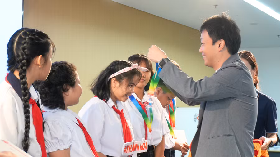 dai-dien-cong-ty-acecook-viet-nam-trao-qua-va-huy-chuong-cho-cac-em-tham-gia.png