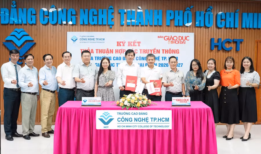 Các đại biểu chụp ảnh lưu niệm tại Lễ ký kết thỏa thuận hợp tác truyền thông giai đoạn 2026 - 2027. 1789694501181-266176155068175012-g861937958123331043-54208d677864b42821a244f8344d8232.jpg