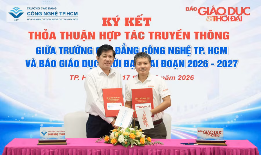 Ông Nguyễn Ngọc Hiển và Nhà báo Nguyễn Đức Tuân bắt tay thể hiện sự hợp tác toàn diện tại lễ ký kết.