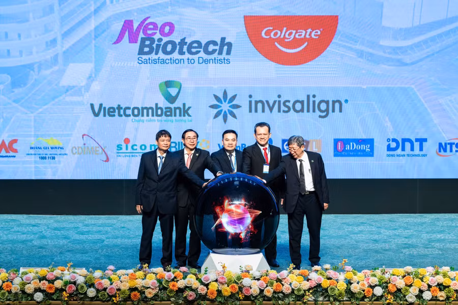Nghi thức thắp sáng quả cầu tri thức tại hội nghị.
