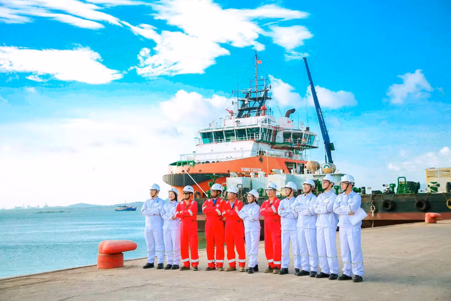hinh-2-can-bo-ky-su-nganh-nang-luong-va-sinh-vien-pvu-tai-cang-dau-khi-vung-tau.jpg