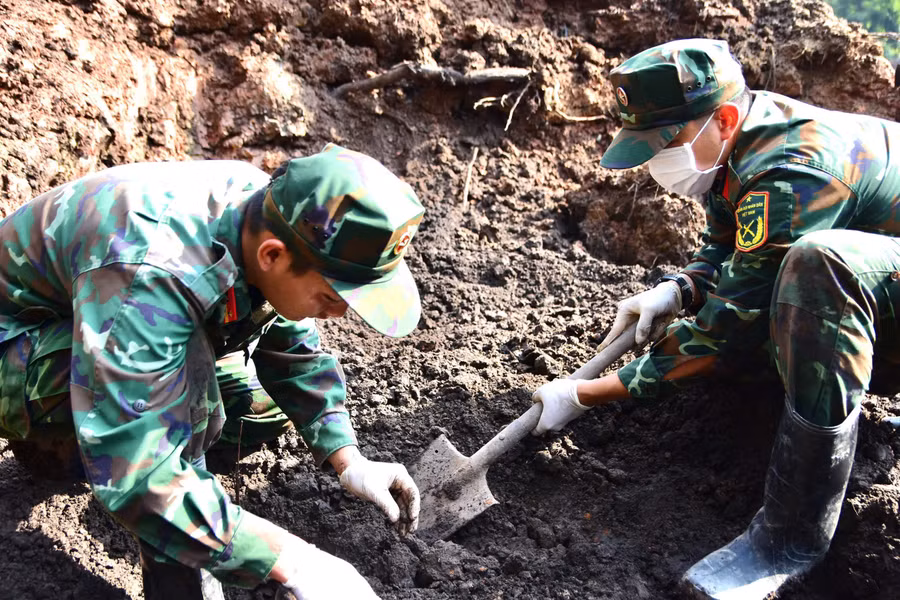 Lực lượng quy tập hài cốt liệt sĩ tại Công viên Lê Thị Riêng.
