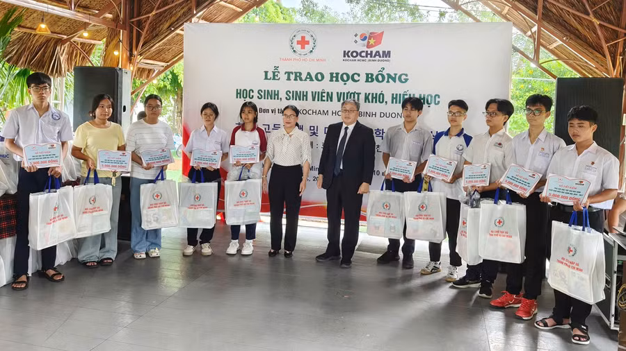 ba-nguyen-thi-tuyet-minh-pho-bi-thu-chuyen-trach-dang-uy-mttq-cac-doan-the-tp-ho-chi-minh-va-ong-choi-saeng-woo-pho-chu-tich-thuong-truc-kocham-binh-duong-thu-sau-thu-bay-tu-trai-sang-trao-tang-qua-va-tro.jpg