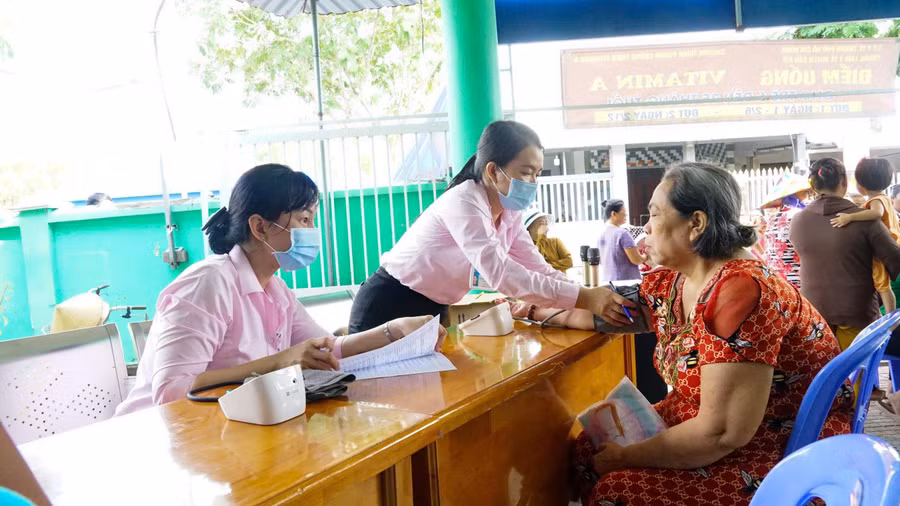 Kiểm tra huyết áp cho người dân tại xã Thạnh An (TPHCM).