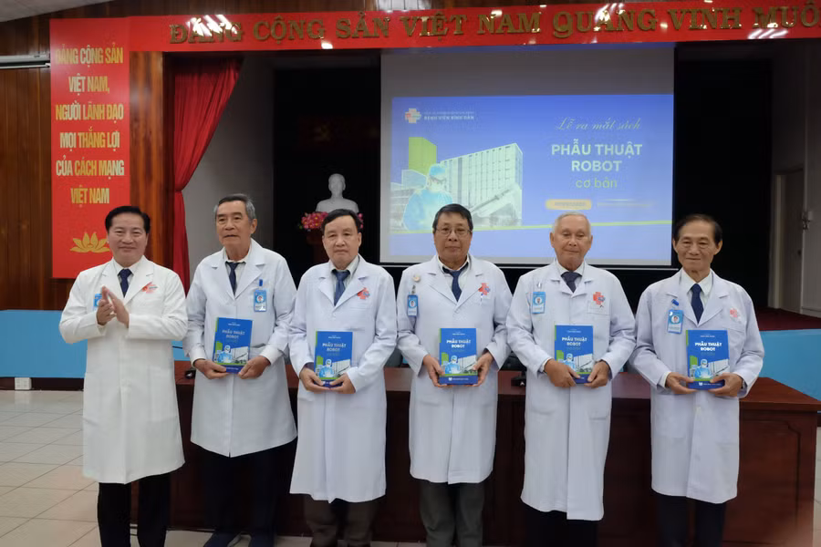 03-cac-giao-su-trong-ban-co-van-don-nhan-sach-vua-xuat-ban.jpg