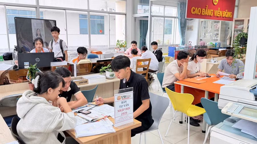 Thí sinh đến đăng ký nhập học tại Trường Cao đẳng Viễn Đông. Ảnh: NTCC.